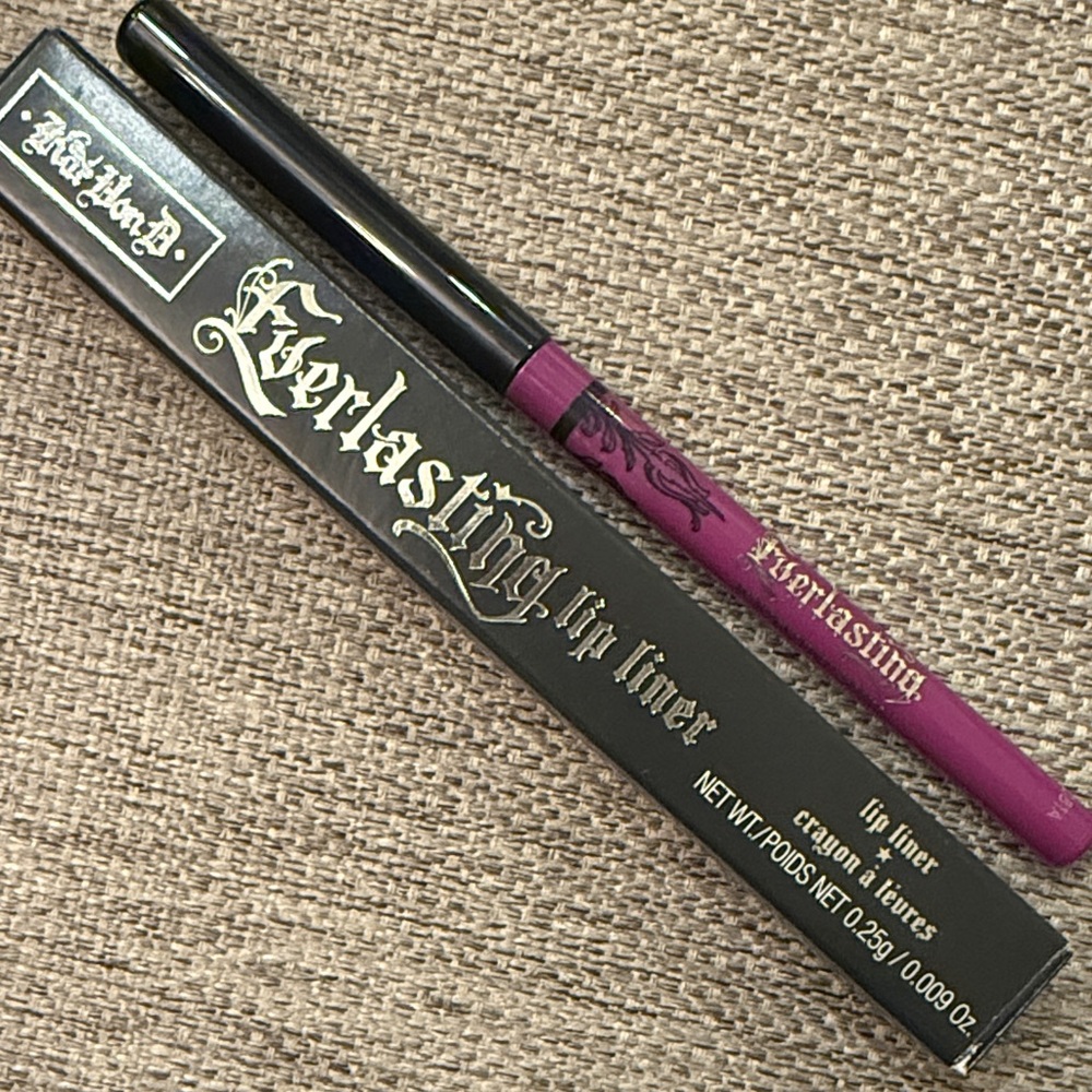 Everlasting Lip Liner in L.U.V. - original formula .25g- New